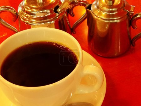 Téléchargez les photos : Café noir avec tasse de café blanc - en image libre de droit