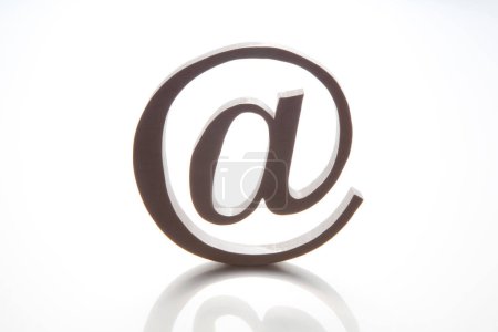 Foto de En el signo, símbolo de correo electrónico aislado sobre fondo blanco - Imagen libre de derechos