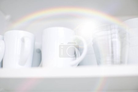 Foto de Tazas de café en la mesa en la luz de la mañana. - Imagen libre de derechos