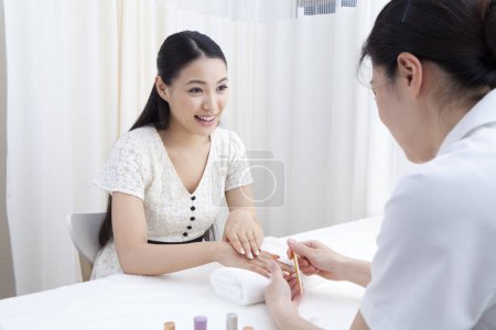 Foto de Joven asiático mujer haciendo manicura en belleza salon - Imagen libre de derechos
