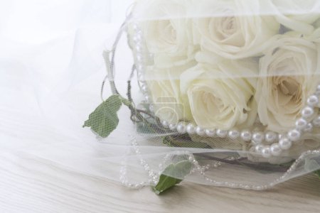 Téléchargez les photos : Bouquet de mariée à base de roses blanches - en image libre de droit