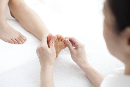 Téléchargez les photos : Femme obtenir massage des pieds au salon de spa - en image libre de droit