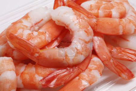 Téléchargez les photos : Crevettes rouges fraîches sur une assiette blanche - en image libre de droit