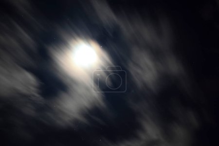 Téléchargez les photos : Pleine lune et étoiles dans le ciel nocturne fond flou - en image libre de droit