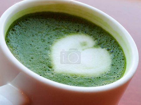 Foto de Matcha verde japonés con el corazón en el fondo, de cerca - Imagen libre de derechos