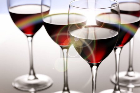 Foto de Copas de vino sobre un fondo borroso - Imagen libre de derechos