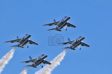 Foto de Equipo de la fuerza aérea en el cielo azul - Imagen libre de derechos