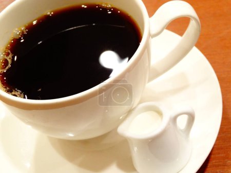 Foto de Taza de café con leche en la mesa, vista de cerca - Imagen libre de derechos