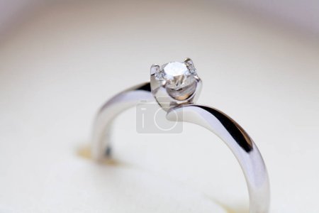 Foto de Joyas de diamantes, anillo de diamantes de lujo y joyas de moda, primer plano - Imagen libre de derechos