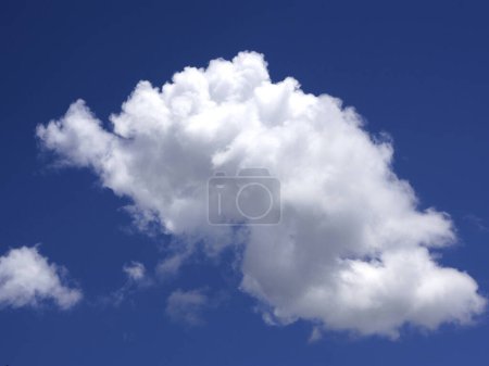 Téléchargez les photos : Fond bleu ciel avec des nuages pelucheux blancs - en image libre de droit