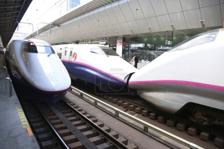 Téléchargez les photos : Arrêt du train Shinkansen à la gare. Le Shinkansen est un réseau de lignes ferroviaires à grande vitesse au Japon exploité par Japan Railways Group.. - en image libre de droit