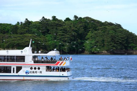 Téléchargez les photos : Navire approchant des îles rocheuses avec une végétation verte luxuriante. Îles Matsushima dans la préfecture de Miyagi, Japon - en image libre de droit