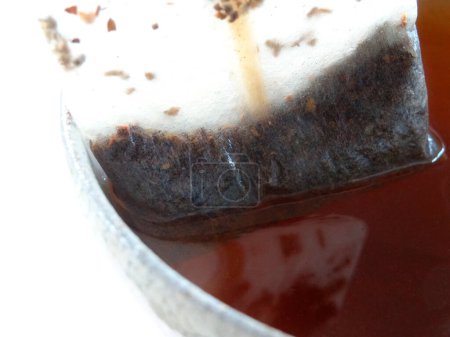 Téléchargez les photos : Tasse de thé chaud avec sachet de thé - en image libre de droit