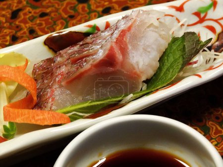 Foto de Vista de cerca de deliciosa comida asiática, pescado crudo con ensalada - Imagen libre de derechos