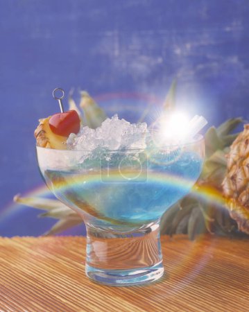 Téléchargez les photos : Un cocktail au bar - en image libre de droit