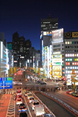 Téléchargez les photos : Paysage urbain moderne avec bâtiments et personnes à Tokyo, Japon. - en image libre de droit
