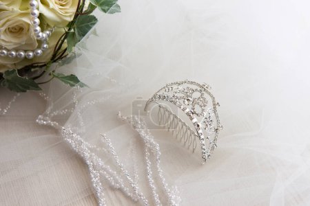 Téléchargez les photos : Mariage, célébrer concept avec couronne d'argent - en image libre de droit