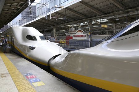 Foto de El tren de Shinkansen para en la estación. Shinkansen es una red de líneas ferroviarias de alta velocidad en Japón operadas por Japan Railways Group.. - Imagen libre de derechos