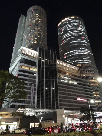 Téléchargez les photos : Bâtiments modernes de la ville la nuit - en image libre de droit