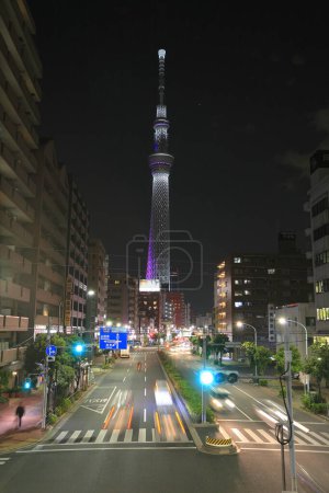 Foto de Tokyo Sky tree al atardecer sobre fondo - Imagen libre de derechos