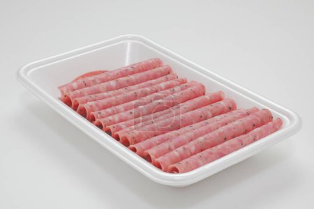Téléchargez les photos : Salami tranches de saucisses fumées sur fond, gros plan - en image libre de droit