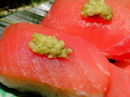 Foto de Vista de cerca del delicioso sushi japonés con salmón y arroz - Imagen libre de derechos