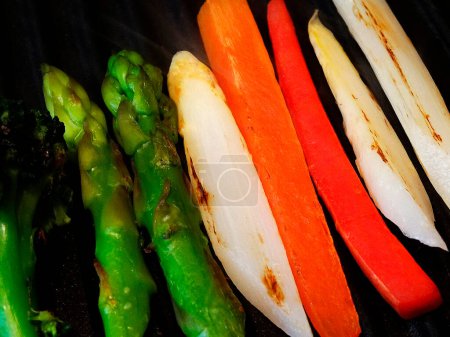 Téléchargez les photos : Vue rapprochée de délicieux aliments, légumes grillés en rangée - en image libre de droit