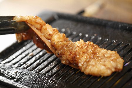 Téléchargez les photos : Vue rapprochée de délicieux plats asiatiques, abats japonais, horumon mariné sur gril - en image libre de droit
