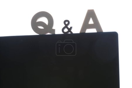 Téléchargez les photos : Q et un symbole. concept des réponses aux questions. - en image libre de droit