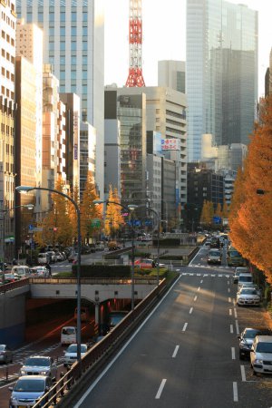 Foto de Paisaje urbano con mucho tráfico en Tokio, Japón - Imagen libre de derechos