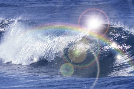 Foto de Hermoso arco iris y olas azules del mar - Imagen libre de derechos