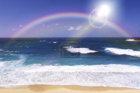 Téléchargez les photos : Magnifique arc-en-ciel et vagues marines bleues - en image libre de droit