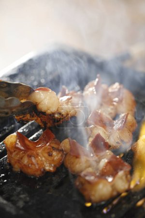 Foto de Vista de cerca de la deliciosa comida asiática, despojos japoneses, horumon marinado en la parrilla - Imagen libre de derechos