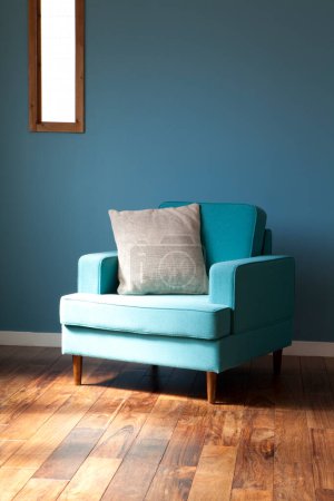 Foto de Plano interior de hermosa casa moderna con elegante sillón - Imagen libre de derechos