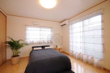 Foto de Dormitorio acogedor moderno con gran ventana - Imagen libre de derechos