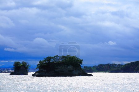 hermoso paisaje de mar e islas rocosas con exuberante vegetación verde. Islas Matsushima en la prefectura de Miyagi, Japón