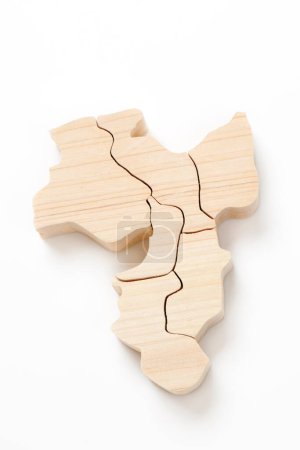 Téléchargez les photos : Une carte d'une forme en bois du pays sur blanc - en image libre de droit
