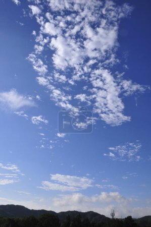 Téléchargez les photos : Belle vue naturelle avec ciel bleu et nuages - en image libre de droit