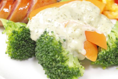 Téléchargez les photos : Poulet frit au brocoli et sauce au fromage - en image libre de droit