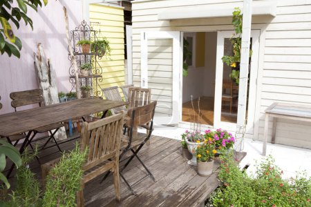 Foto de Mesa de madera en el porche de la casa - Imagen libre de derechos