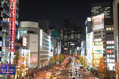 Foto de Paisaje urbano moderno con edificios y gente en Tokio, Japón. - Imagen libre de derechos