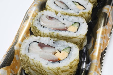 Téléchargez les photos : Sushi au poisson et légumes - en image libre de droit