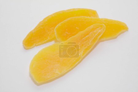 Téléchargez les photos : Tranches de fruits secs de mangue sur une assiette - en image libre de droit