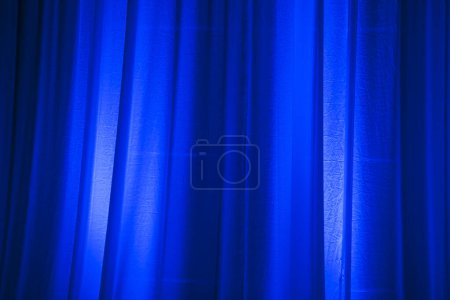 Téléchargez les photos : Texture de rideau en tissu bleu vif - en image libre de droit