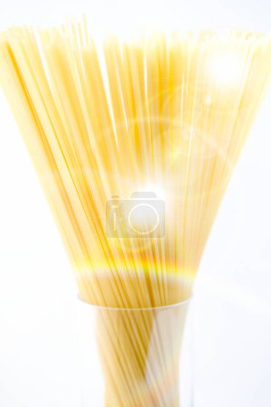 Foto de Ramo de espaguetis y lente destello sobre un fondo blanco - Imagen libre de derechos