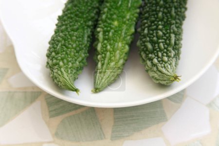Foto de Melones amargos en el plato en la mesa de la cocina, vista de primer plano - Imagen libre de derechos