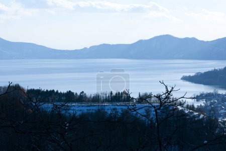 Foto de Lago de invierno en las montañas cubiertas de nieve - Imagen libre de derechos