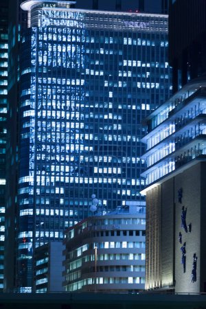 Téléchargez les photos : Paysage urbain avec des immeubles de bureaux modernes dans le centre de la ville japonaise - en image libre de droit