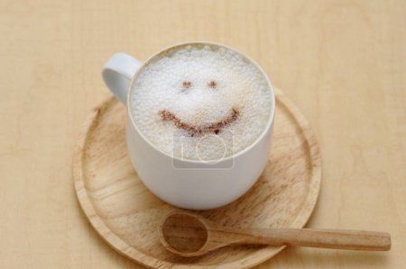 Foto de Taza de café con dibujo sobre la leche - Imagen libre de derechos