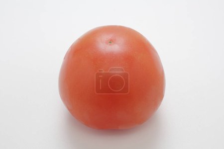 Téléchargez les photos : Tomate corde rouge sur fond blanc - en image libre de droit